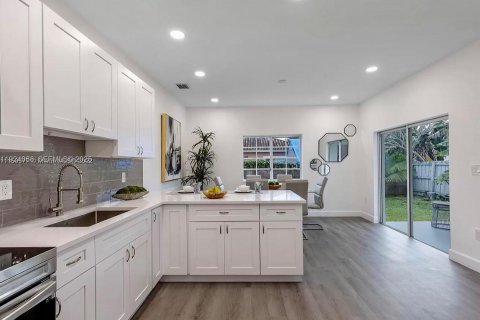 Купить виллу или дом в Хомстед, Флорида 4 спальни, 166.39м2, № 1982206 - фото 2