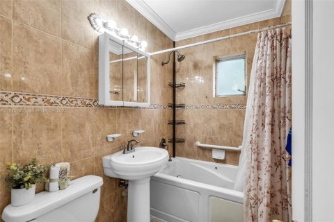 Купить виллу или дом в Майами, Флорида 2 спальни, 106.28м2, № 1818245 - фото 13