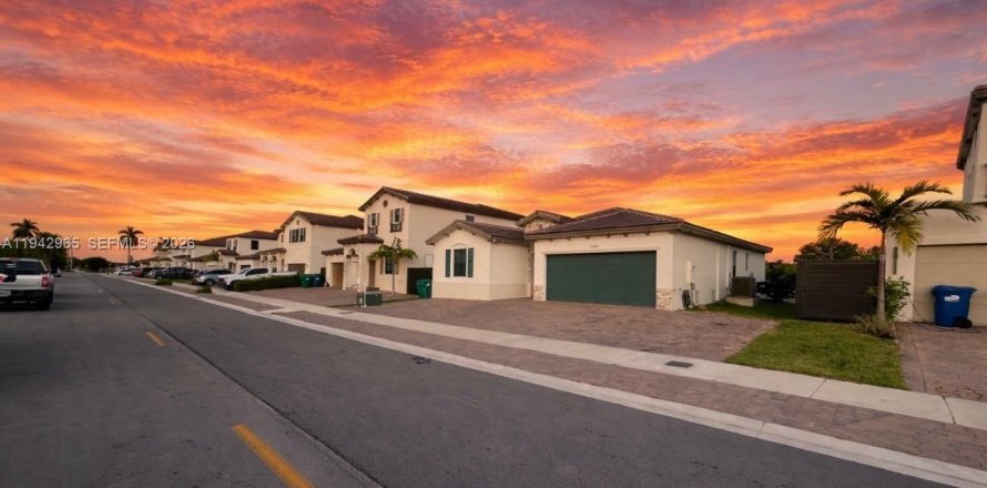 Villa ou maison à Miami, Floride 3 chambres, 176.89 m2 № 1999291