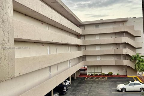 Copropriété à louer à Miami, Floride: 1 chambre, 81.1 m2 № 1952812 - photo 1