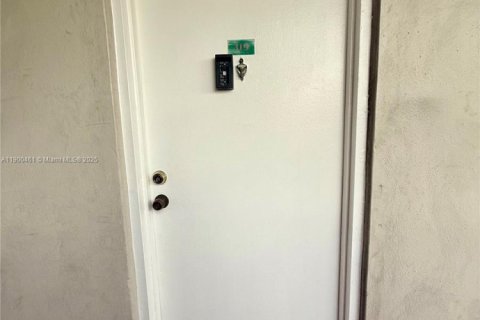 Copropriété à louer à Miami, Floride: 1 chambre, 81.1 m2 № 1952812 - photo 2