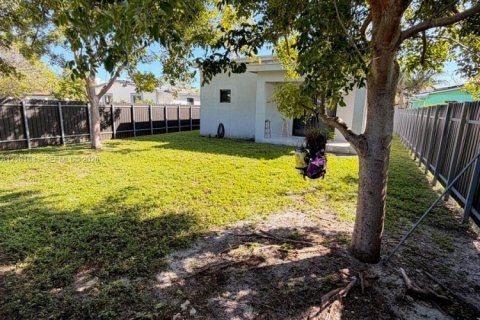 House in Hallandale Beach, Florida 4 bedrooms, 145.48 sq.m. № 2404164 - photo 17