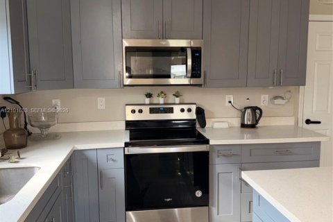 House in Hallandale Beach, Florida 4 bedrooms, 145.48 sq.m. № 2404164 - photo 3