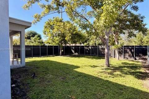 House in Hallandale Beach, Florida 4 bedrooms, 145.48 sq.m. № 2404164 - photo 20