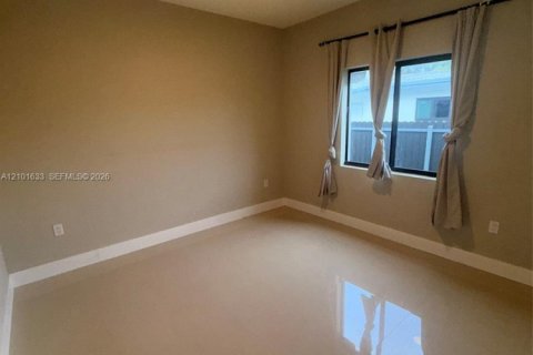 House in Hallandale Beach, Florida 4 bedrooms, 145.48 sq.m. № 2404164 - photo 8