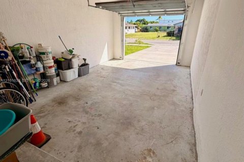 House in Hallandale Beach, Florida 4 bedrooms, 145.48 sq.m. № 2404164 - photo 13