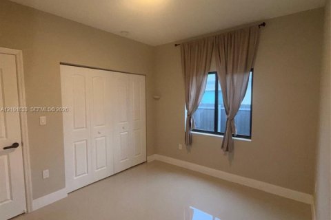 House in Hallandale Beach, Florida 4 bedrooms, 145.48 sq.m. № 2404164 - photo 6