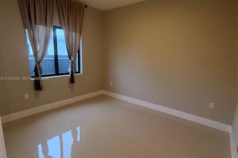 House in Hallandale Beach, Florida 4 bedrooms, 145.48 sq.m. № 2404164 - photo 7