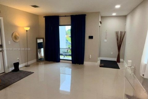 House in Hallandale Beach, Florida 4 bedrooms, 145.48 sq.m. № 2404164 - photo 2
