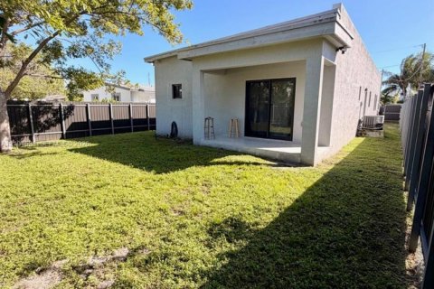 House in Hallandale Beach, Florida 4 bedrooms, 145.48 sq.m. № 2404164 - photo 15