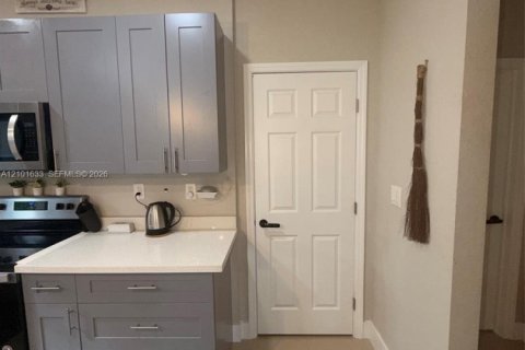 House in Hallandale Beach, Florida 4 bedrooms, 145.48 sq.m. № 2404164 - photo 4