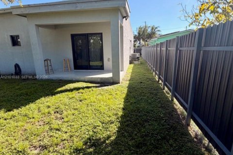 House in Hallandale Beach, Florida 4 bedrooms, 145.48 sq.m. № 2404164 - photo 16