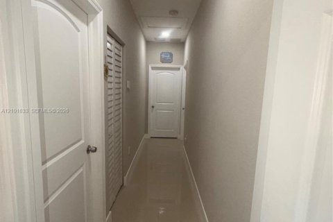 House in Hallandale Beach, Florida 4 bedrooms, 145.48 sq.m. № 2404164 - photo 5