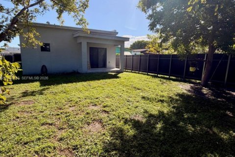 House in Hallandale Beach, Florida 4 bedrooms, 145.48 sq.m. № 2404164 - photo 18