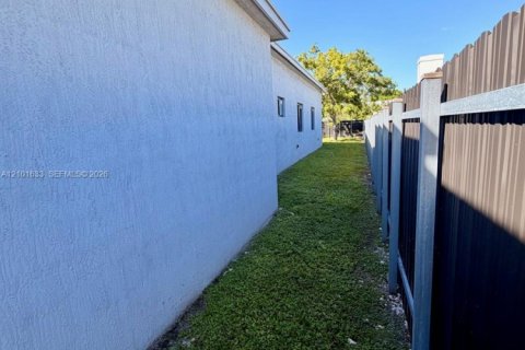 House in Hallandale Beach, Florida 4 bedrooms, 145.48 sq.m. № 2404164 - photo 21
