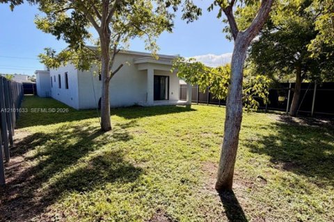 House in Hallandale Beach, Florida 4 bedrooms, 145.48 sq.m. № 2404164 - photo 19