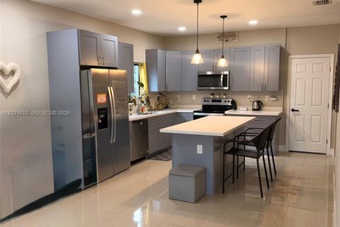 House in Hallandale Beach, Florida 4 bedrooms, 145.48 sq.m. № 2404164