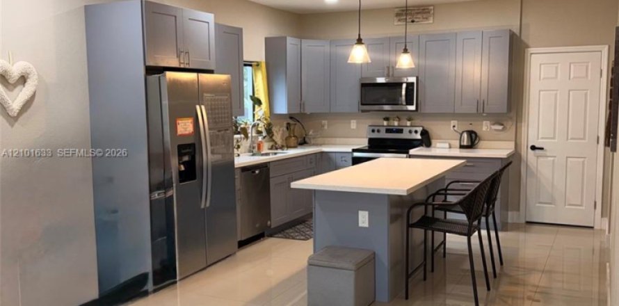 House in Hallandale Beach, Florida 4 bedrooms, 145.48 sq.m. № 2404164