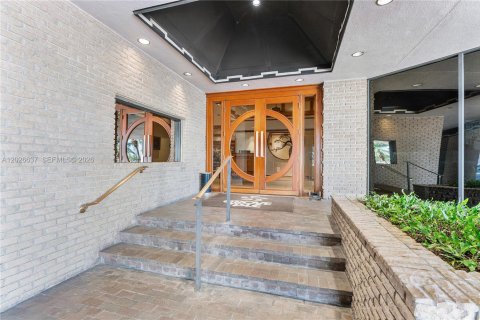 Condo in Miami, Florida, 2 bedrooms № 2088217 - photo 17