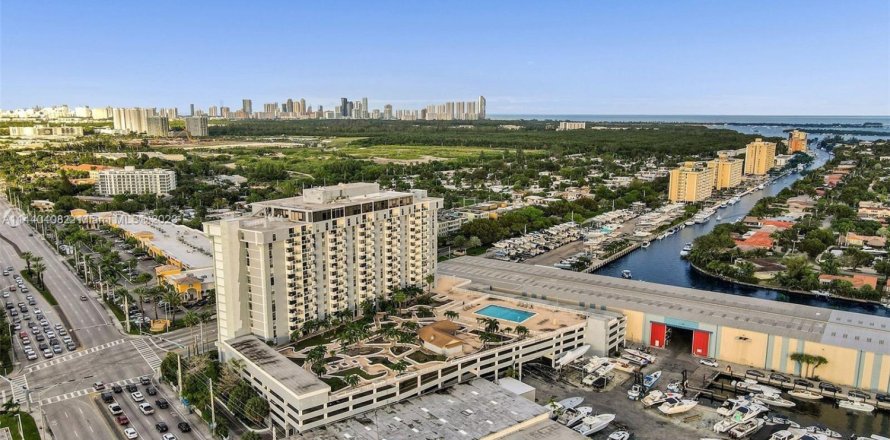 Condo à North Miami, Floride, 2 chambres  № 2035106