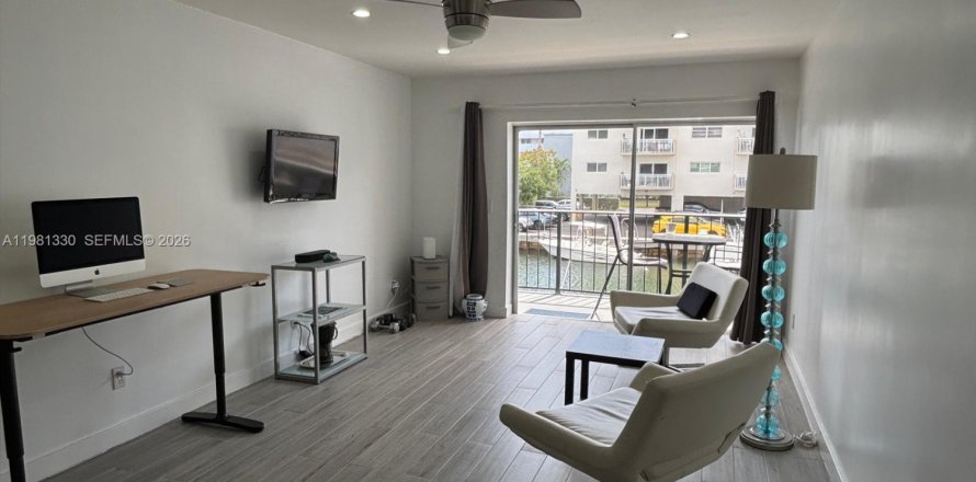 Condo in North Miami Beach, Florida, 1 bedroom  № 2043266