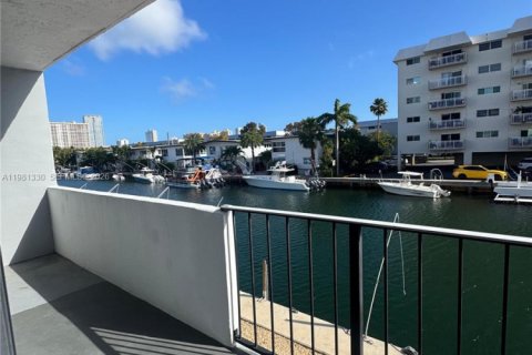 Condo in North Miami Beach, Florida, 1 bedroom  № 2043266 - photo 9