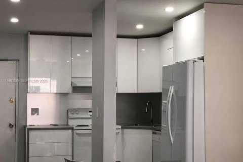 Condo in North Miami Beach, Florida, 1 bedroom  № 2043266 - photo 3