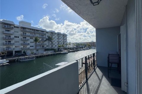 Condo in North Miami Beach, Florida, 1 bedroom  № 2043266 - photo 10