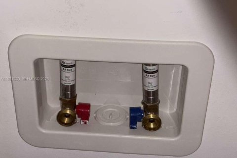 Condo in North Miami Beach, Florida, 1 bedroom  № 2043266 - photo 12