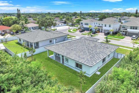 Купить виллу или дом в Хомстед, Флорида 4 спальни, 193.61м2, № 1958154 - фото 7