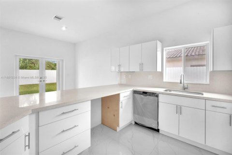 Купить виллу или дом в Хомстед, Флорида 4 спальни, 193.61м2, № 1958154 - фото 15