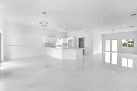 Купить виллу или дом в Хомстед, Флорида 4 спальни, 193.61м2, № 1958154 - фото 12