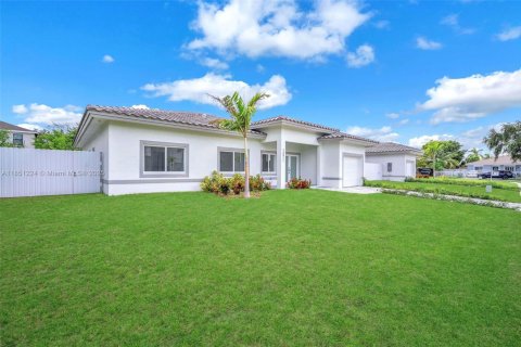 Купить виллу или дом в Хомстед, Флорида 4 спальни, 193.61м2, № 1958154 - фото 2