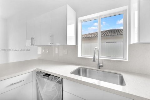 Купить виллу или дом в Хомстед, Флорида 4 спальни, 193.61м2, № 1958154 - фото 17