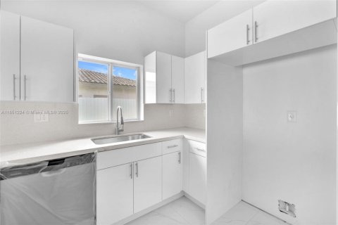 Купить виллу или дом в Хомстед, Флорида 4 спальни, 193.61м2, № 1958154 - фото 16