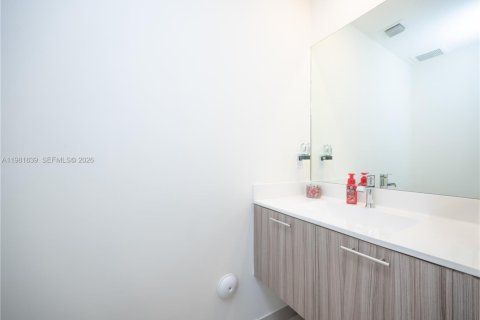 Condo in Doral, Florida, 2 bedrooms  № 2043019 - photo 9