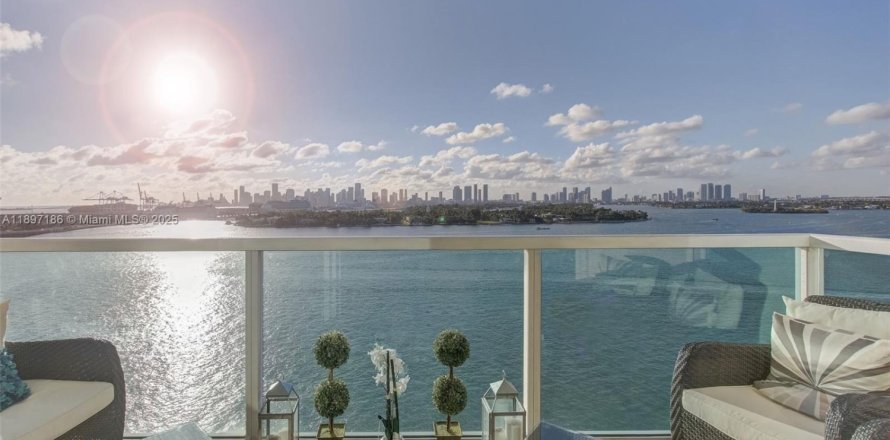 Condominio en Miami Beach, Florida, 3 dormitorios № 1948733