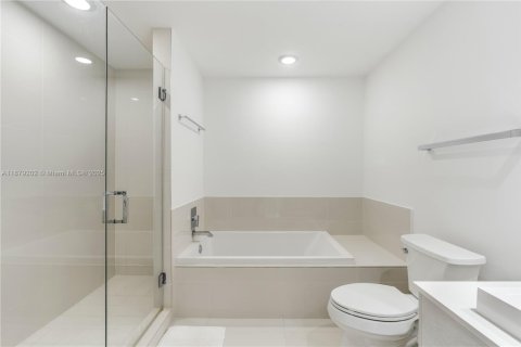 Condominio en alquiler en Miami, Florida, 3 dormitorios, 119.84 m2 № 1928995 - foto 12