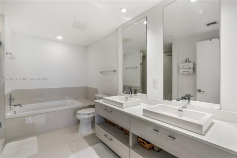 Condominio en alquiler en Miami, Florida, 3 dormitorios, 119.84 m2 № 1928995 - foto 11