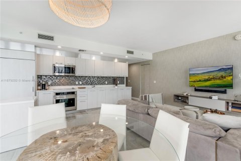 Condominio en alquiler en Miami, Florida, 3 dormitorios, 119.84 m2 № 1928995 - foto 3