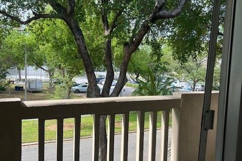 Condo in North Miami, Florida, 2 bedrooms  № 1978051 - photo 5
