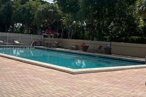 Condo in North Miami, Florida, 2 bedrooms  № 1978051 - photo 20