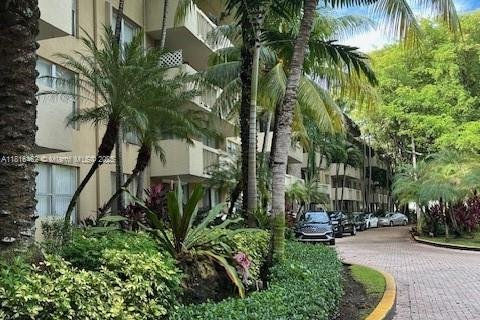 Condo in North Miami, Florida, 2 bedrooms  № 1978051 - photo 1