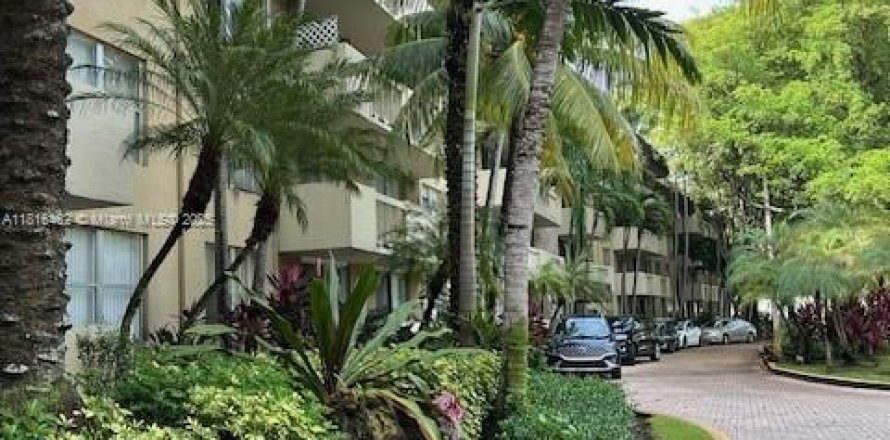 Condo in North Miami, Florida, 2 bedrooms  № 1978051
