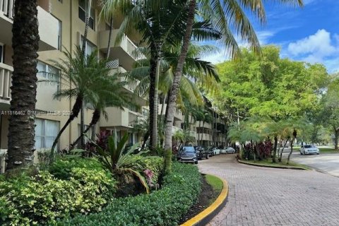 Condo in North Miami, Florida, 2 bedrooms  № 1978051 - photo 2