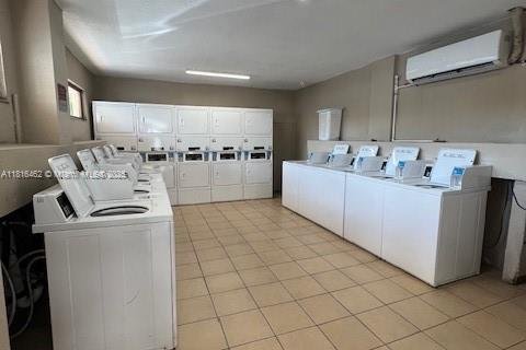 Condo in North Miami, Florida, 2 bedrooms  № 1978051 - photo 22