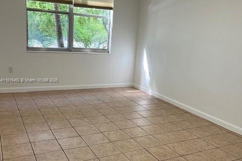 Condo in North Miami, Florida, 2 bedrooms  № 1978051 - photo 15