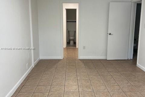 Condo in North Miami, Florida, 2 bedrooms  № 1978051 - photo 11