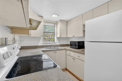 Appartement à louer à Coral Gables, Floride: 2 chambres, 76.18 m2 № 2043187 - photo 7