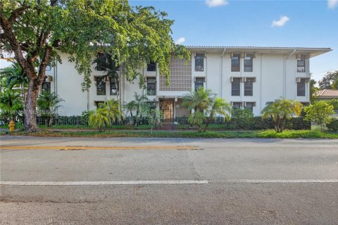Apartment in Coral Gables, Florida 2 bedrooms, 76.18 sq.m. № 2043187